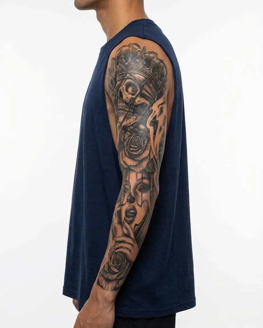 Tatuaggio semi-permanente INKON Skull King & Queen applicato su un uomo – design 8 x 20 in (20x50cm), aspetto realistico dell'inchiostro, dura 10 giorni