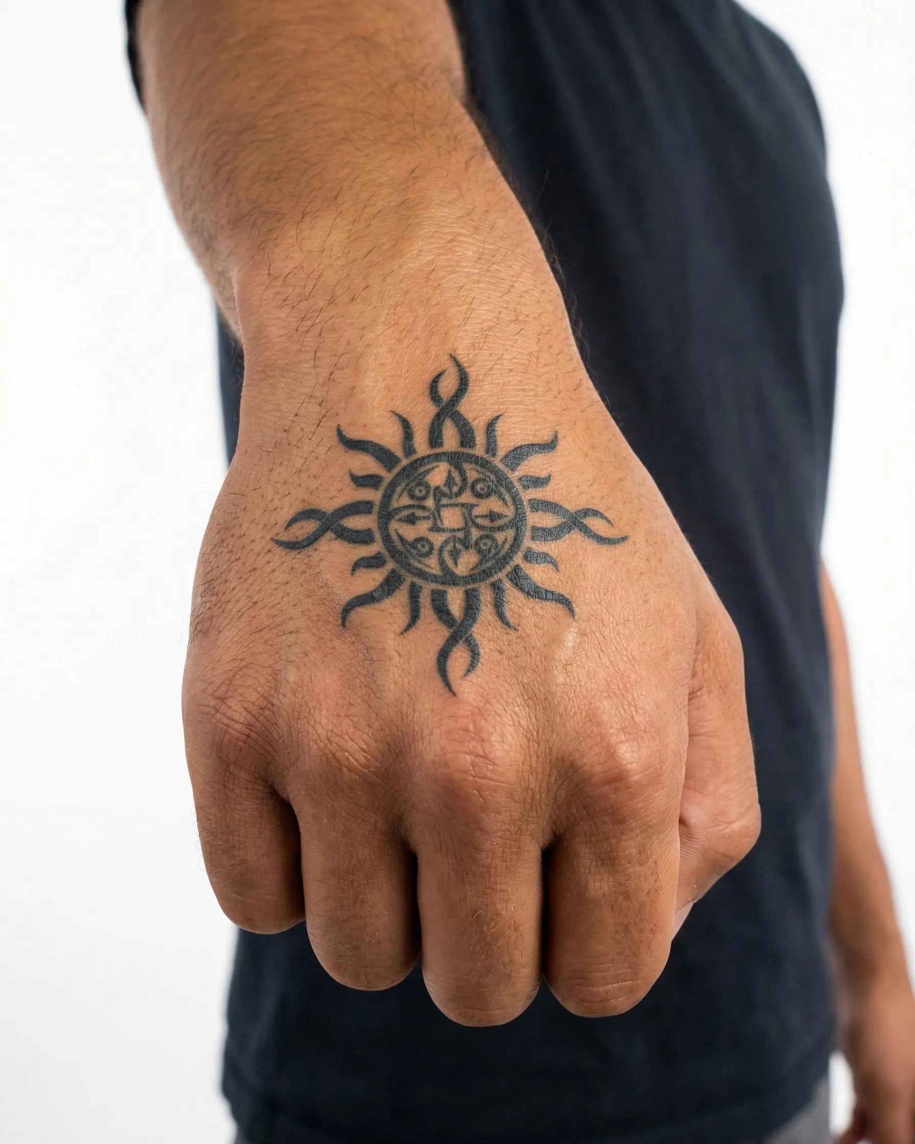 Tatuaggio semi-permanente INKON Tribal Sun applicato su un uomo – design 2 x 2 in (5x5cm), aspetto realistico dell'inchiostro, dura 10 giorni