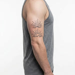 Tatuaggio semi-permanente INKON Onda all'Alba e Montagne applicato su un uomo – design 4 x 7 in (10x17cm), aspetto realistico dell'inchiostro, dura 10 giorni