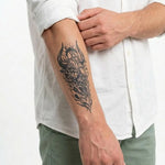 Tatuaggio semi-permanente INKON Teschio Demoniaco applicato su un uomo – design 4 x 7 in (10x17cm), aspetto realistico dell'inchiostro, dura 10 giorni