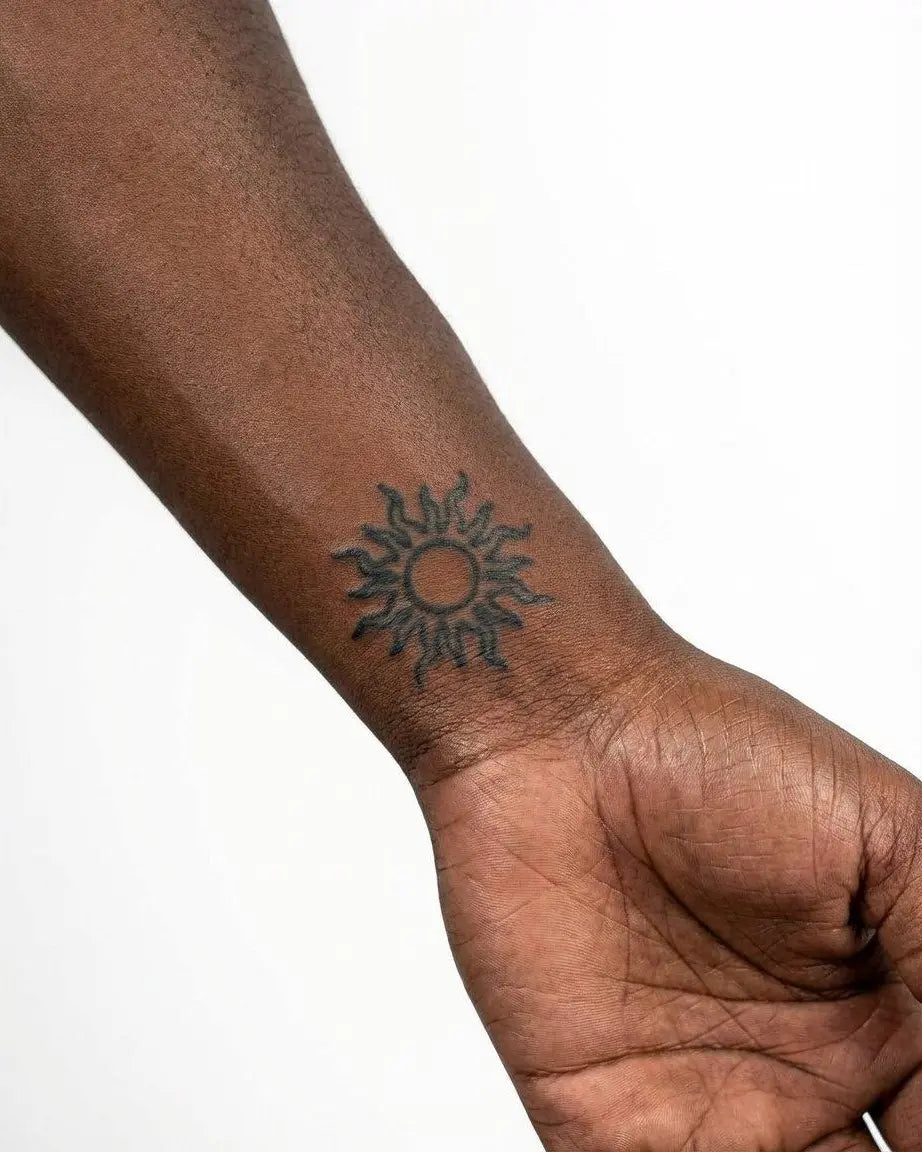 Tatuaggio semi-permanente INKON Sun applicato su un uomo – design 2 x 2 in (5x5cm), aspetto realistico dell'inchiostro, dura 10 giorni