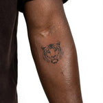 Tatuaggio semi-permanente INKON Tiger Face applicato su un uomo – design 2 x 2 in (5x5cm), aspetto realistico dell'inchiostro, dura 10 giorni