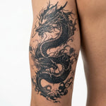 Tatuaggio semi-permanente INKON Drago Asiatico applicato su un uomo – design 4 x 7 in (10x17cm), aspetto realistico dell'inchiostro, dura 10 giorni