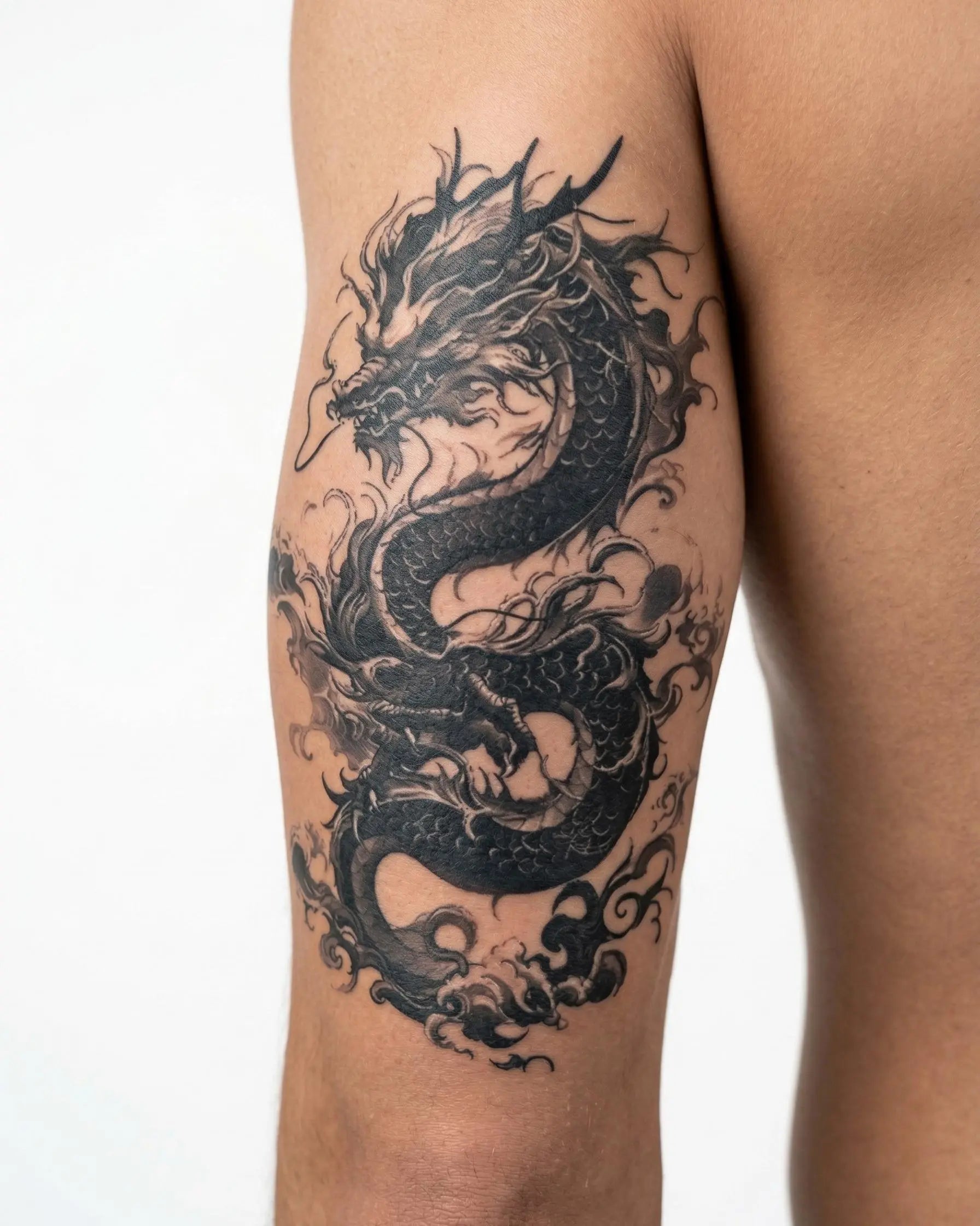 Tatuaggio semi-permanente INKON Drago Asiatico applicato su un uomo – design 4 x 7 in (10x17cm), aspetto realistico dell'inchiostro, dura 10 giorni