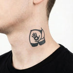 Tatuaggio semi-permanente INKON Cheeky Handprint applicato su un uomo – design 2 x 2 in (5x5cm), aspetto realistico dell'inchiostro, dura 10 giorni