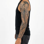 Tatuaggio semi-permanente INKON Koi Fish & Chrysanthemum Sleeve applicato su un uomo – design 8 x 20 in (20x50cm), aspetto realistico dell'inchiostro, dura 10 giorni