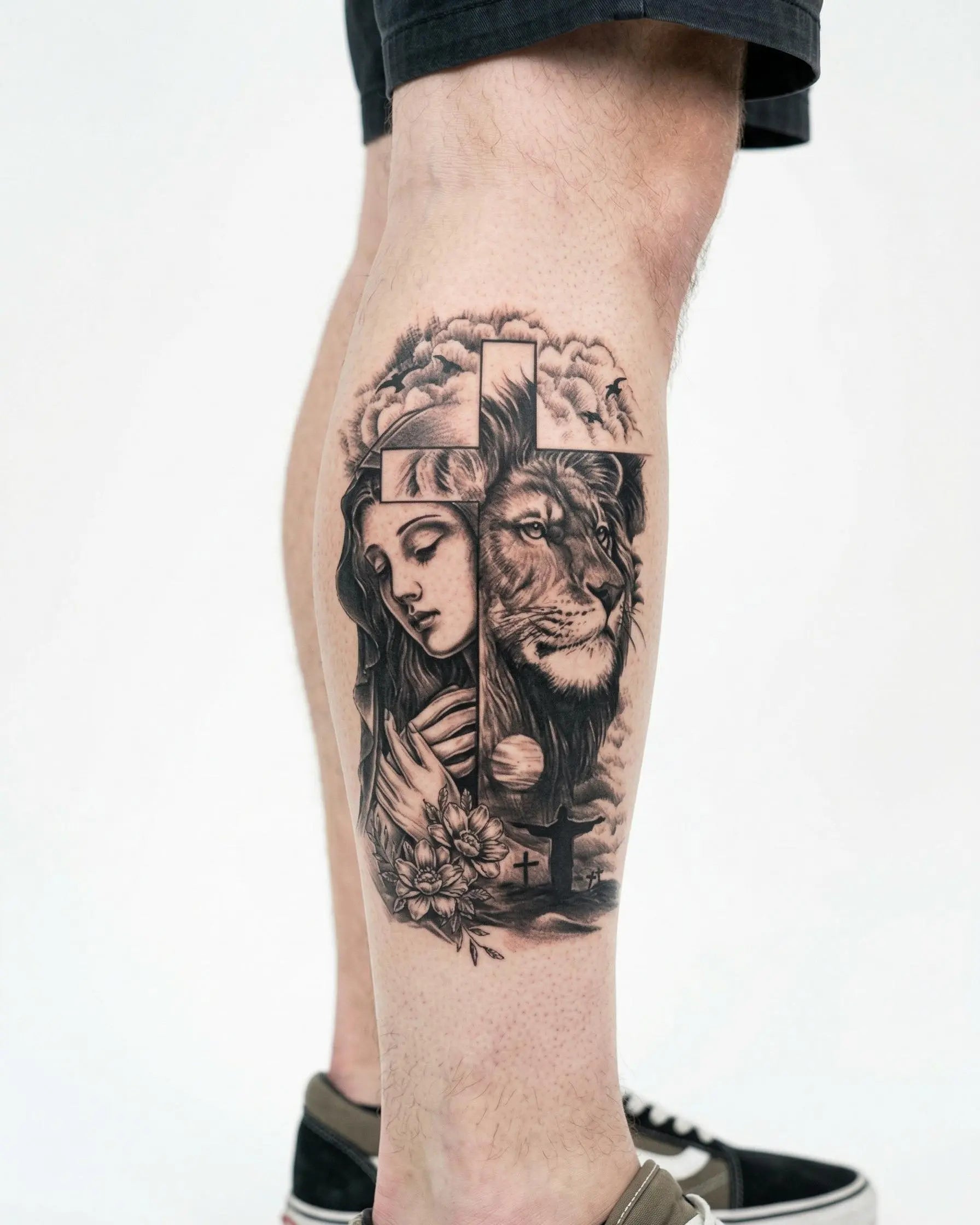 Tatuaggio semi-permanente INKON Donna in Preghiera, Leone e Croce applicato su un uomo – design 4 x 7 in (10x17cm), aspetto realistico dell'inchiostro, dura 10 giorni