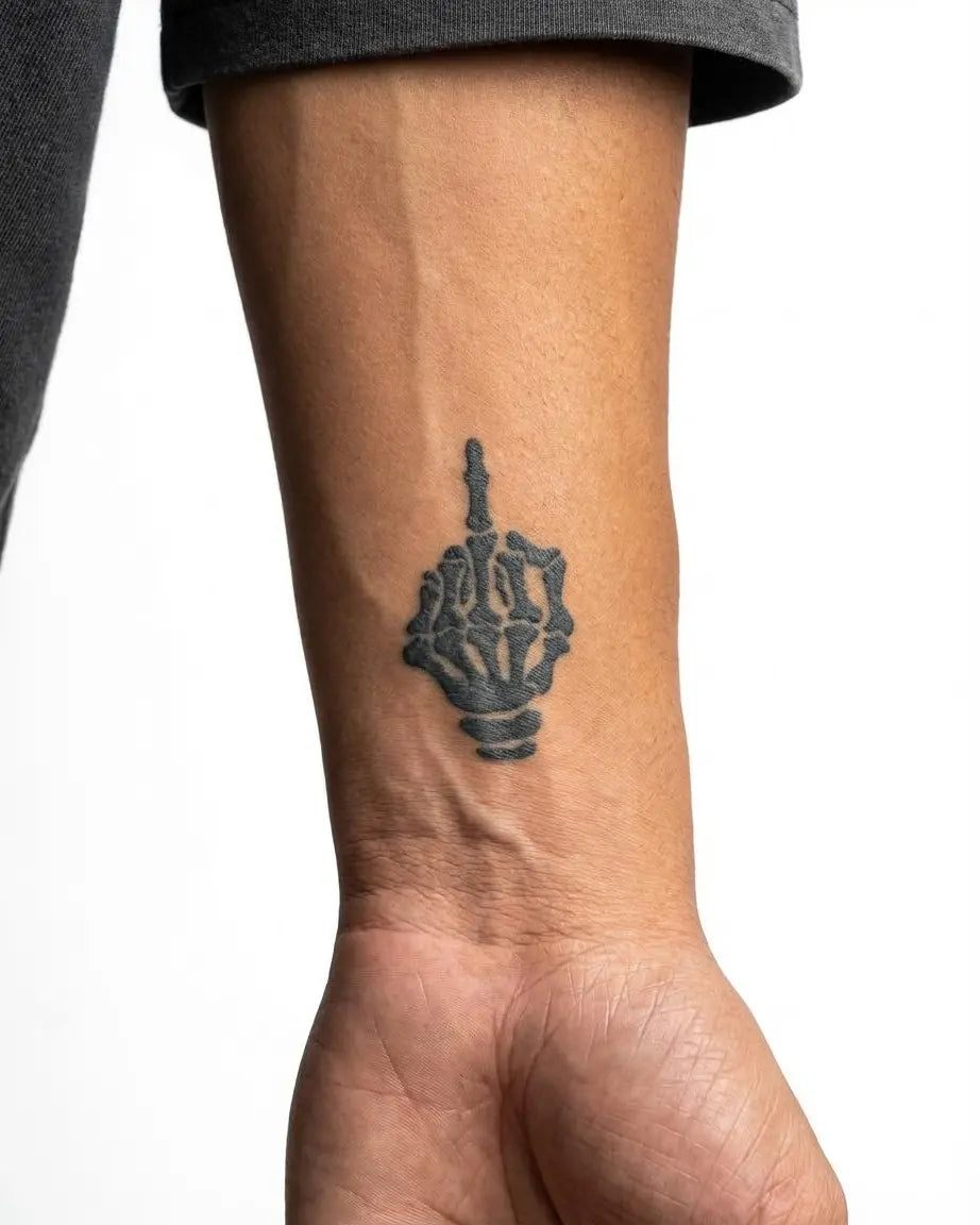 Tatuaggio semi-permanente INKON Skeleton Middle Finger applicato su un uomo – design 2 x 2 in (5x5cm), aspetto realistico dell'inchiostro, dura 10 giorni