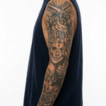 Tatuaggio semi-permanente INKON Chicano Woman & Revolvers applicato su un uomo – design 8 x 20 in (20x50cm), aspetto realistico dell'inchiostro, dura 10 giorni