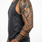 Tatuaggio semi-permanente INKON Samoan Geometric Sleeve applicato su un uomo – design 8 x 20 in (20x50cm), aspetto realistico dell'inchiostro, dura 10 giorni