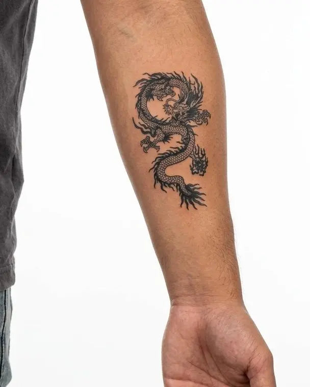 Tatuaggio semi-permanente INKON Chinese Dragon 2 applicato su un uomo – design 3 x 4 in (7x10cm), aspetto realistico dell'inchiostro, dura 10 giorni