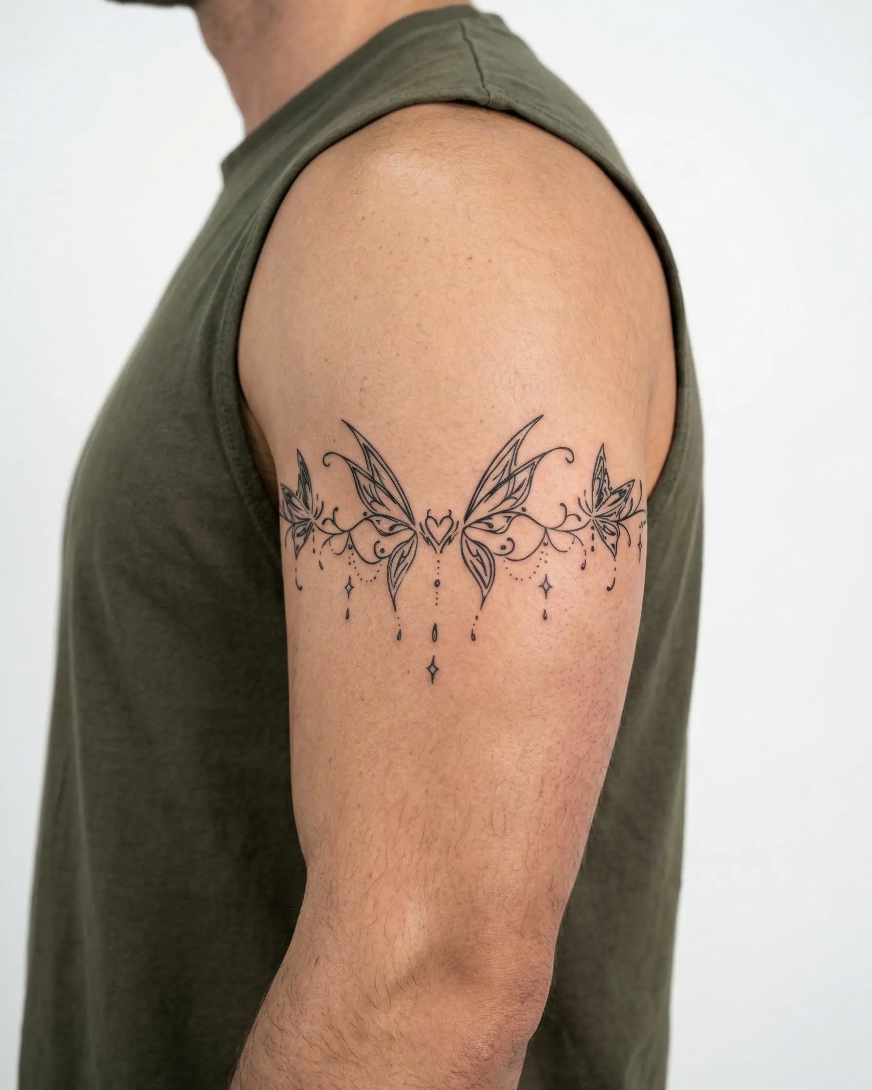 Tatuaggio semi-permanente INKON Butterfly Heart Band applicato su un uomo – design 4 x 8 in (11x21cm), aspetto realistico dell'inchiostro, dura 10 giorni