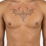 Tatuaggio semi-permanente INKON Ornamental Skull Moth applicato su un uomo – design 4 x 8 in (11x21cm), aspetto realistico dell'inchiostro, dura 10 giorni