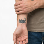 Tatuaggio semi-permanente INKON Sneaky Cat applicato su un uomo – design 2 x 2 in (5x5cm), aspetto realistico dell'inchiostro, dura 10 giorni