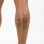 Tatuaggio semi-permanente INKON Sistema Solare e Coordinate applicato su un uomo – design 4 x 7 in (10x17cm), aspetto realistico dell'inchiostro, dura 10 giorni
