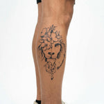Tatuaggio semi-permanente INKON Leone Floreale applicato su un uomo – design 4 x 7 in (10x17cm), aspetto realistico dell'inchiostro, dura 10 giorni