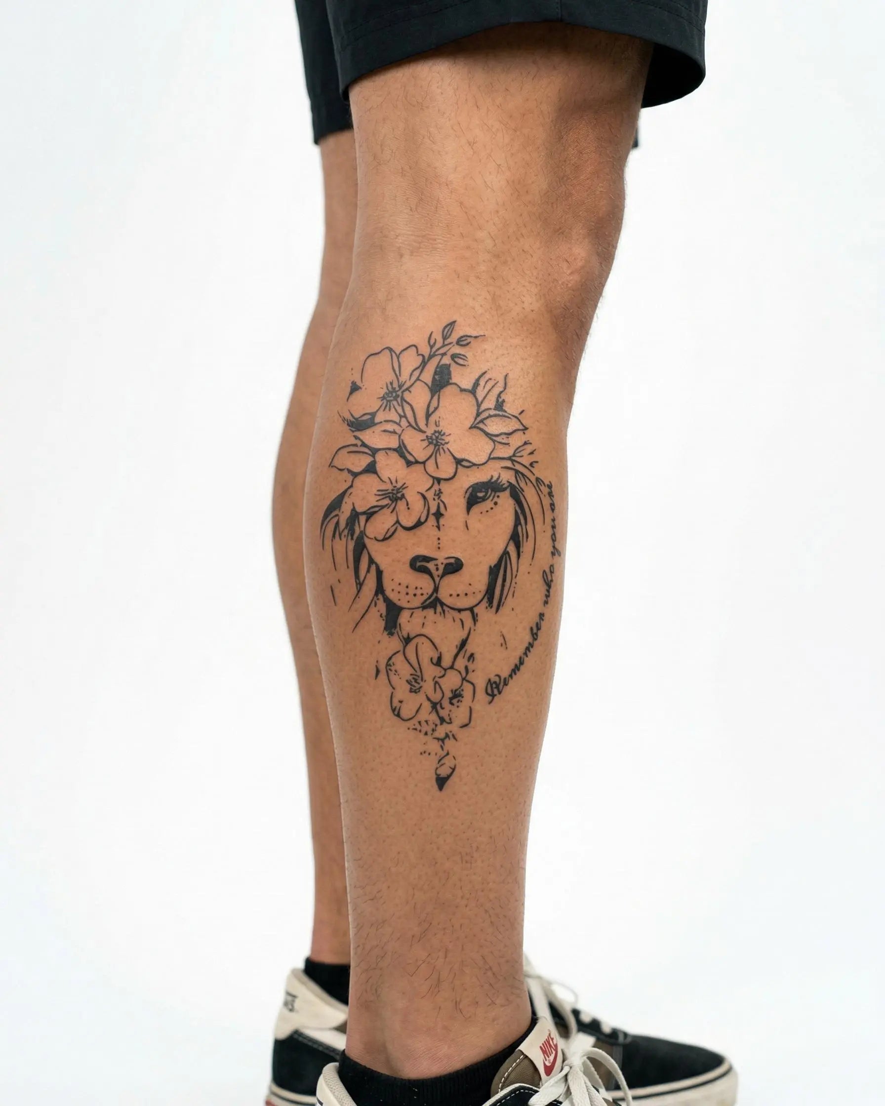 Tatuaggio semi-permanente INKON Leone Floreale applicato su un uomo – design 4 x 7 in (10x17cm), aspetto realistico dell'inchiostro, dura 10 giorni
