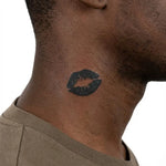 Tatuaggio semi-permanente INKON Kiss Mark applicato su un uomo – design 2 x 2 in (5x5cm), aspetto realistico dell'inchiostro, dura 10 giorni