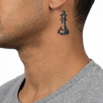 Tatuaggio semi-permanente INKON Engraved Chess King applicato su un uomo – design 2 x 2 in (5x5cm), aspetto realistico dell'inchiostro, dura 10 giorni