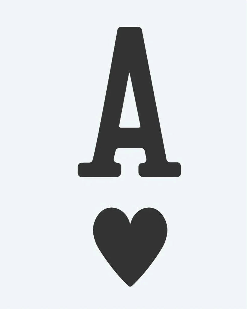 Design del tatuaggio semi-permanente Ace of Hearts di INKON – illustrazione di lettera A sopra un seme di cuori, 2 x 2 in (5x5cm), disponibile su inkon.co