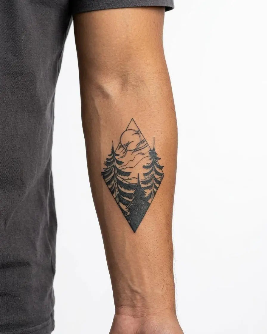 Tatuaggio semi-permanente INKON Forest Diamond applicato su un uomo – design 3 x 4 in (7x10cm), aspetto realistico dell'inchiostro, dura 10 giorni