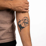 Tatuaggio semi-permanente INKON Forbidden Fruit Skull applicato su un uomo – design 3 x 4 in (7x10cm), aspetto realistico dell'inchiostro, dura 10 giorni