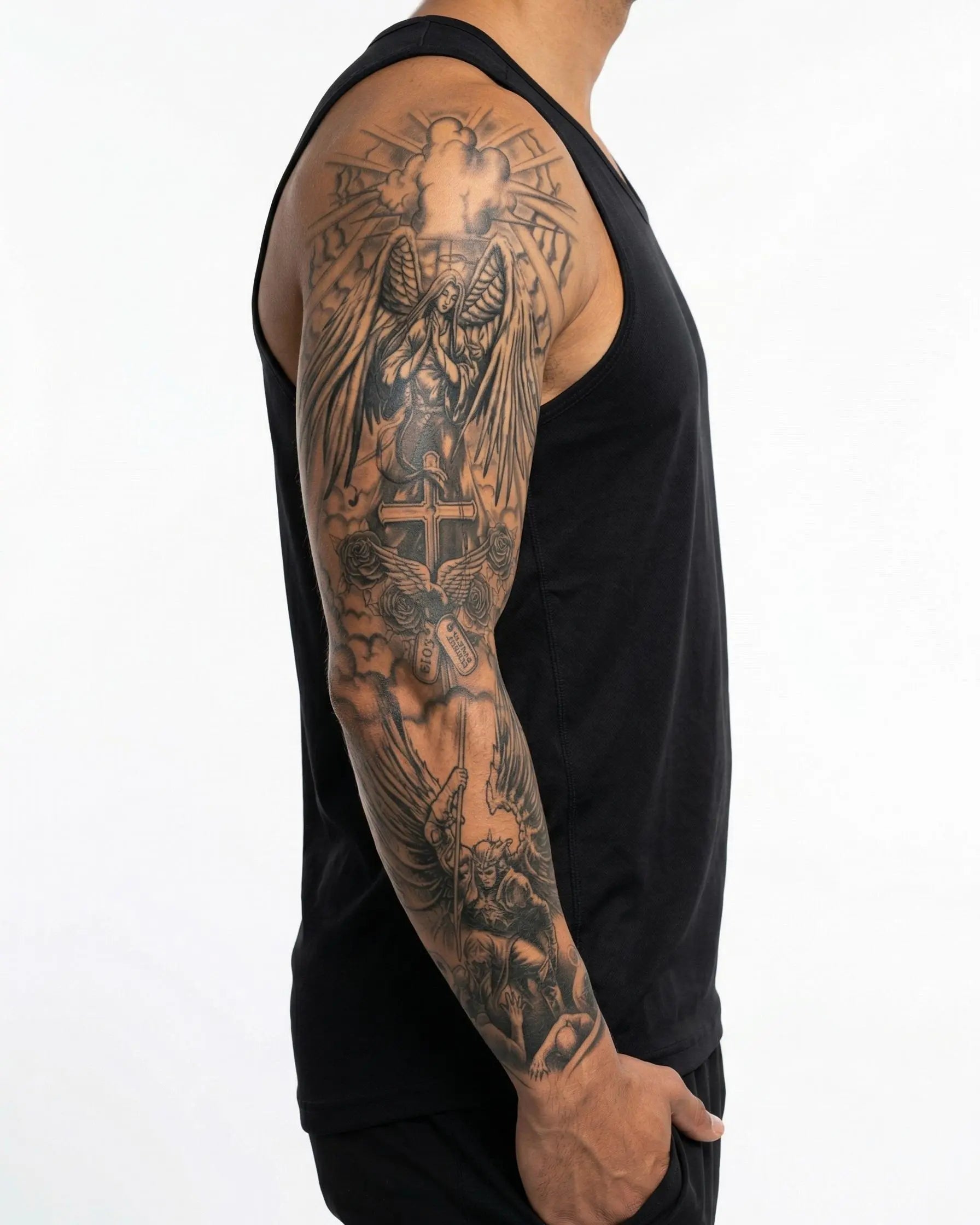 Tatuaggio semi-permanente INKON Angels & Cross Sleeve applicato su un uomo – design 8 x 20 in (20x50cm), aspetto realistico dell'inchiostro, dura 10 giorni