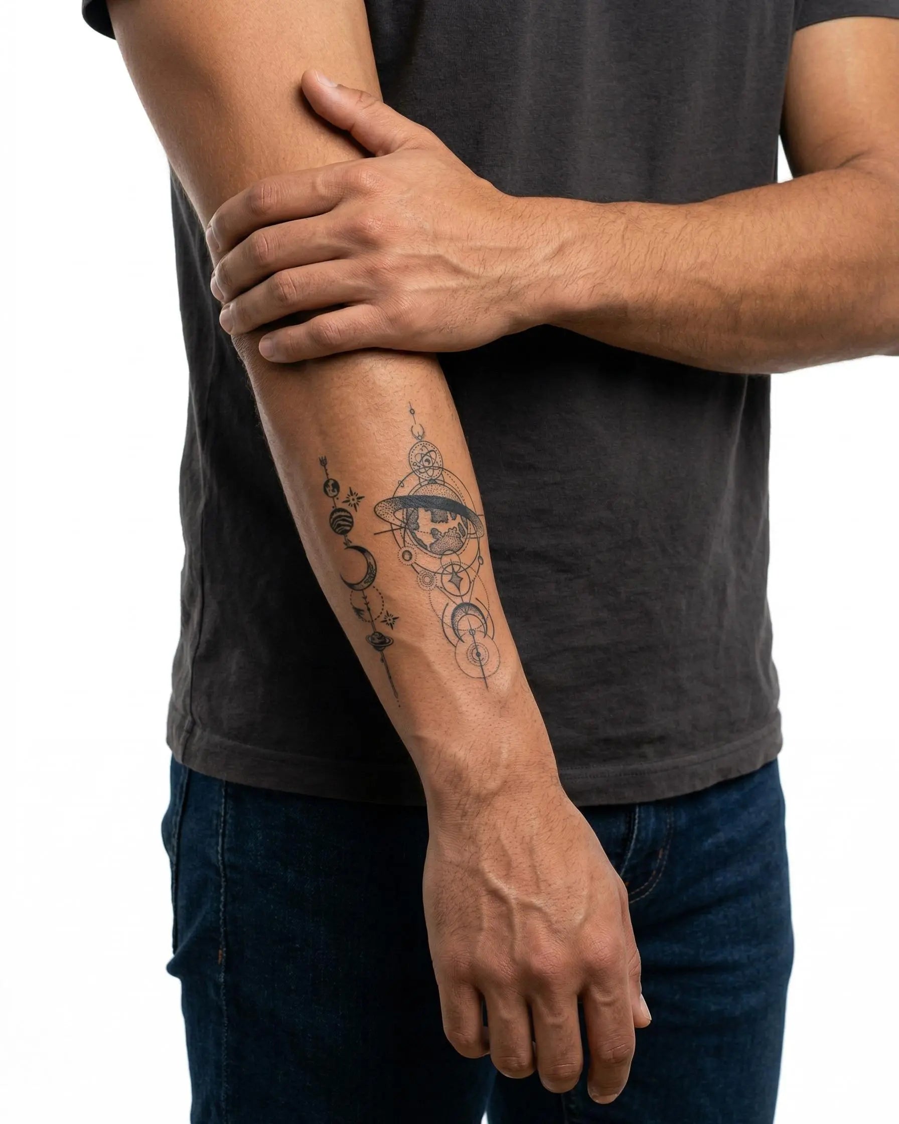 Tatuaggio semi-permanente INKON Cosmic Globe & Planets applicato su un uomo – design 3 x 4 in (6x11cm), aspetto realistico dell'inchiostro, dura 10 giorni