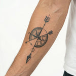 Tatuaggio semi-permanente INKON Bussola e Freccia applicato su un uomo – design 4 x 7 in (10x17cm), aspetto realistico dell'inchiostro, dura 10 giorni