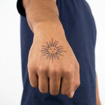 Tatuaggio semi-permanente INKON Celestial Sun Face 2 applicato su un uomo – design 2 x 2 in (5x5cm), aspetto realistico dell'inchiostro, dura 10 giorni