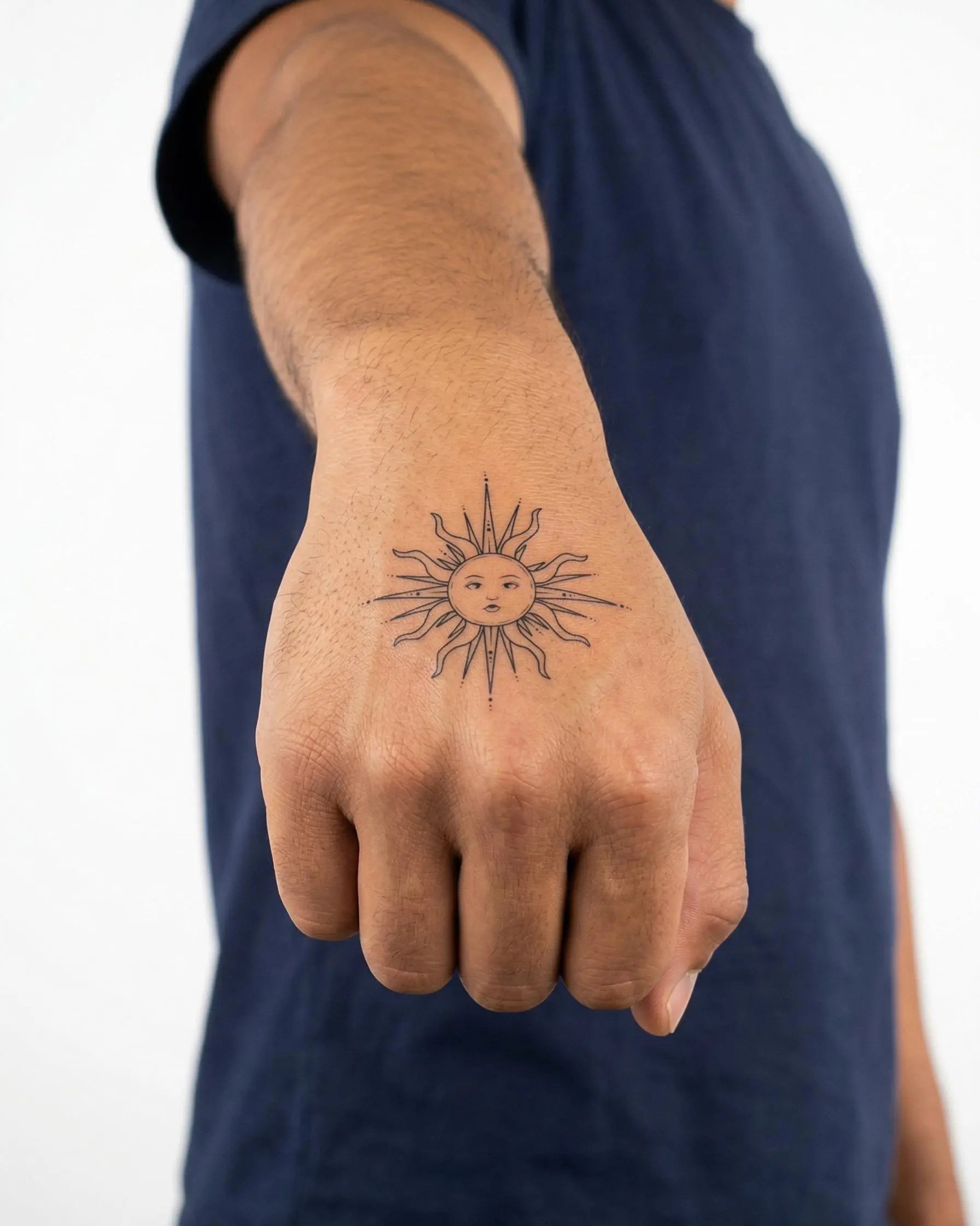 Tatuaggio semi-permanente INKON Celestial Sun Face 2 applicato su un uomo – design 2 x 2 in (5x5cm), aspetto realistico dell'inchiostro, dura 10 giorni
