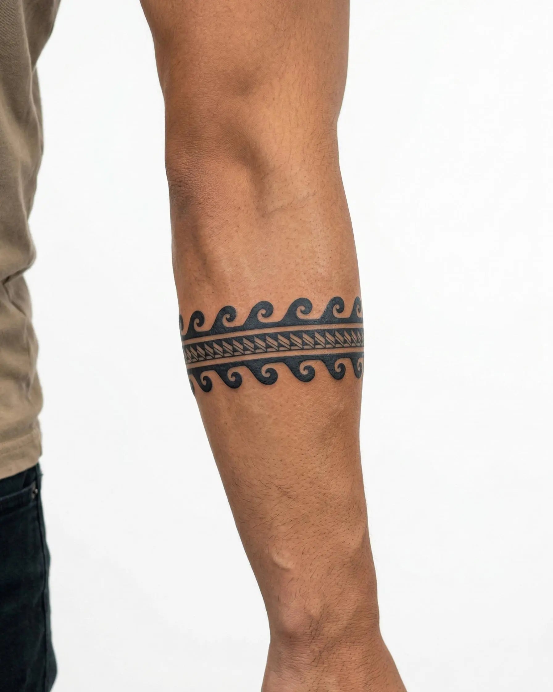 Tatuaggio semi-permanente INKON Bracciale Onda e Chevron applicato su un uomo – design 2 x 9 in (5x23cm), aspetto realistico dell'inchiostro, dura 10 giorni