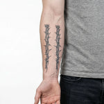 Tatuaggio semi-permanente INKON Thorn Vines applicato su un uomo – design 4 x 8 in (11x21cm), aspetto realistico dell'inchiostro, dura 10 giorni