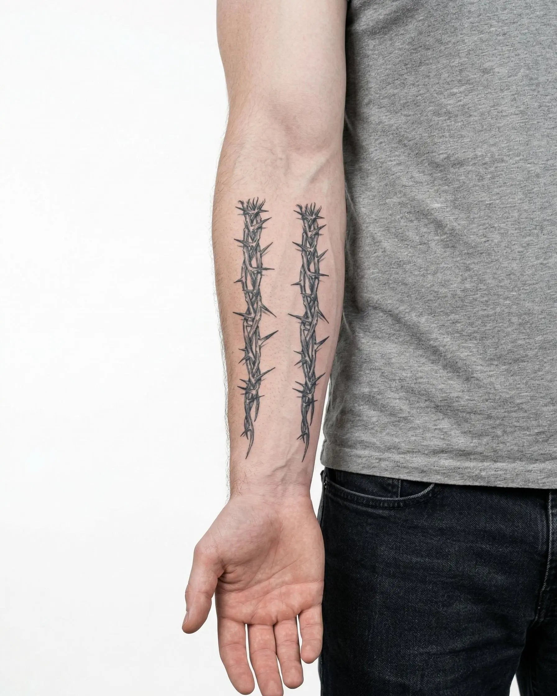 Tatuaggio semi-permanente INKON Thorn Vines applicato su un uomo – design 4 x 8 in (11x21cm), aspetto realistico dell'inchiostro, dura 10 giorni