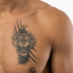 Tatuaggio semi-permanente INKON Tigre Ruggente e Artigli applicato su un uomo – design 4 x 7 in (10x17cm), aspetto realistico dell'inchiostro, dura 10 giorni