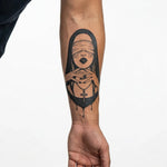 Tatuaggio semi-permanente INKON Suora Bendata applicato su un uomo – design 4 x 7 in (10x17cm), aspetto realistico dell'inchiostro, dura 10 giorni