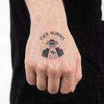 Tatuaggio semi-permanente INKON UFO Abduction applicato su un uomo – design 2 x 2 in (5x5cm), aspetto realistico dell'inchiostro, dura 10 giorni