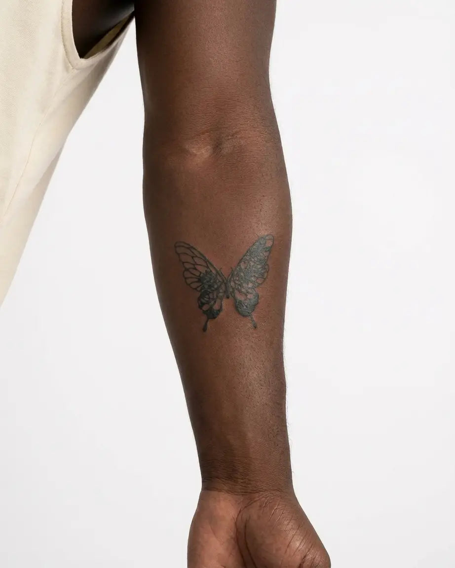 Tatuaggio semi-permanente INKON Floral Butterfly applicato su un uomo – design 3 x 4 in (6x11cm), aspetto realistico dell'inchiostro, dura 10 giorni