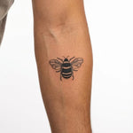 Tatuaggio semi-permanente INKON Honeybee applicato su un uomo – design 2 x 2 in (5x5cm), aspetto realistico dell'inchiostro, dura 10 giorni