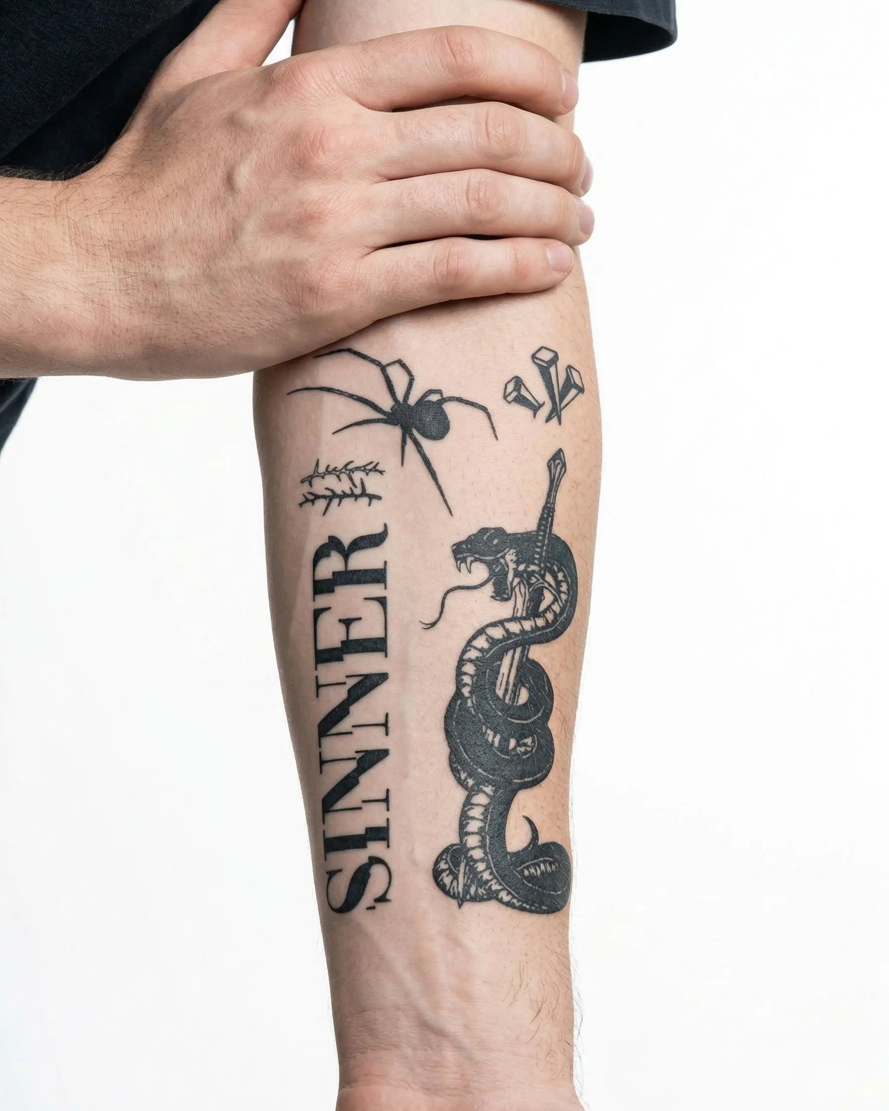 Tatuaggio semi-permanente INKON Flash Sheet Sinner applicato su un uomo – design 4 x 7 in (10x17cm), aspetto realistico dell'inchiostro, dura 10 giorni