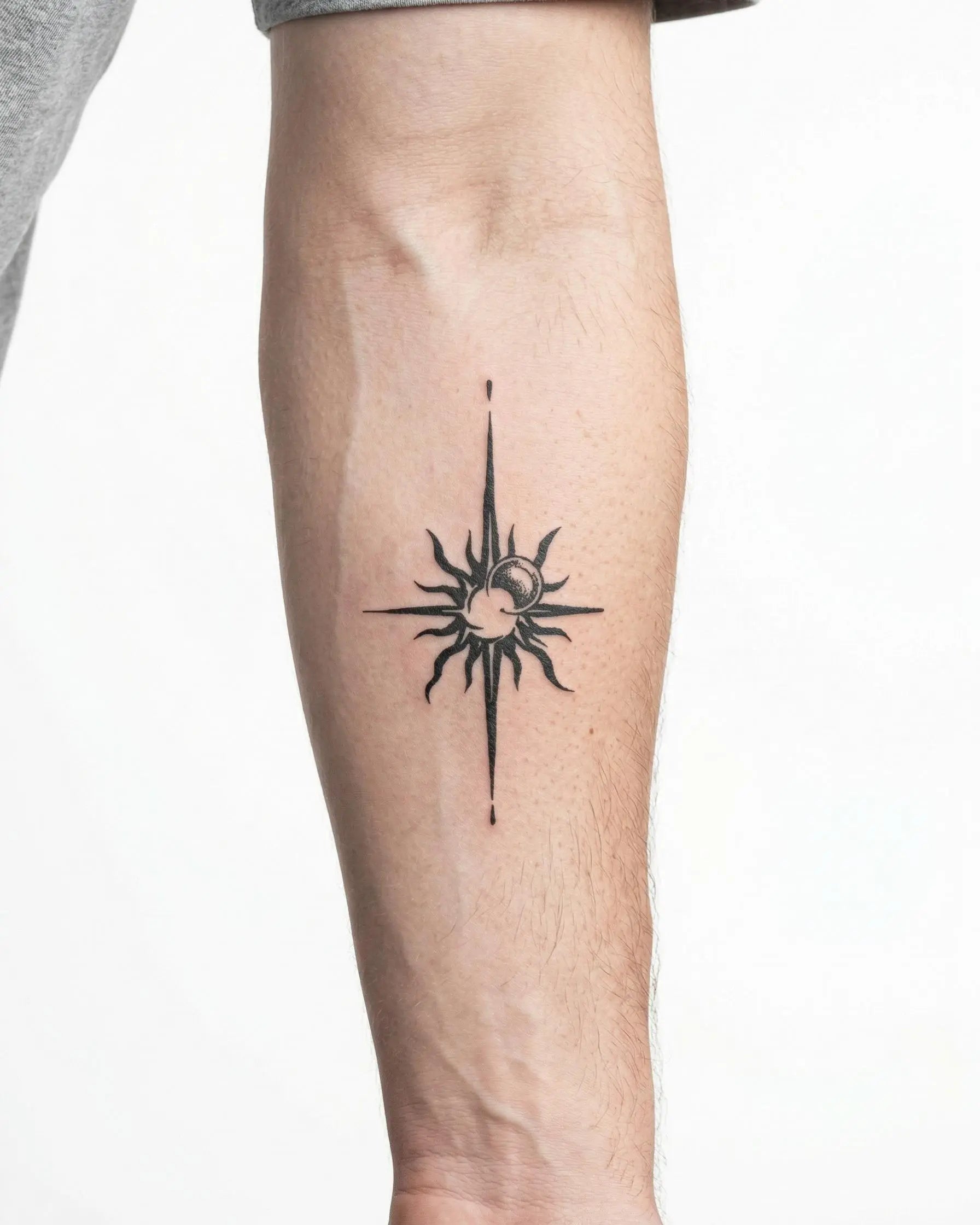Tatuaggio semi-permanente INKON Sun & Moon Compass applicato su un uomo – design 3 x 4 in (6x11cm), aspetto realistico dell'inchiostro, dura 10 giorni