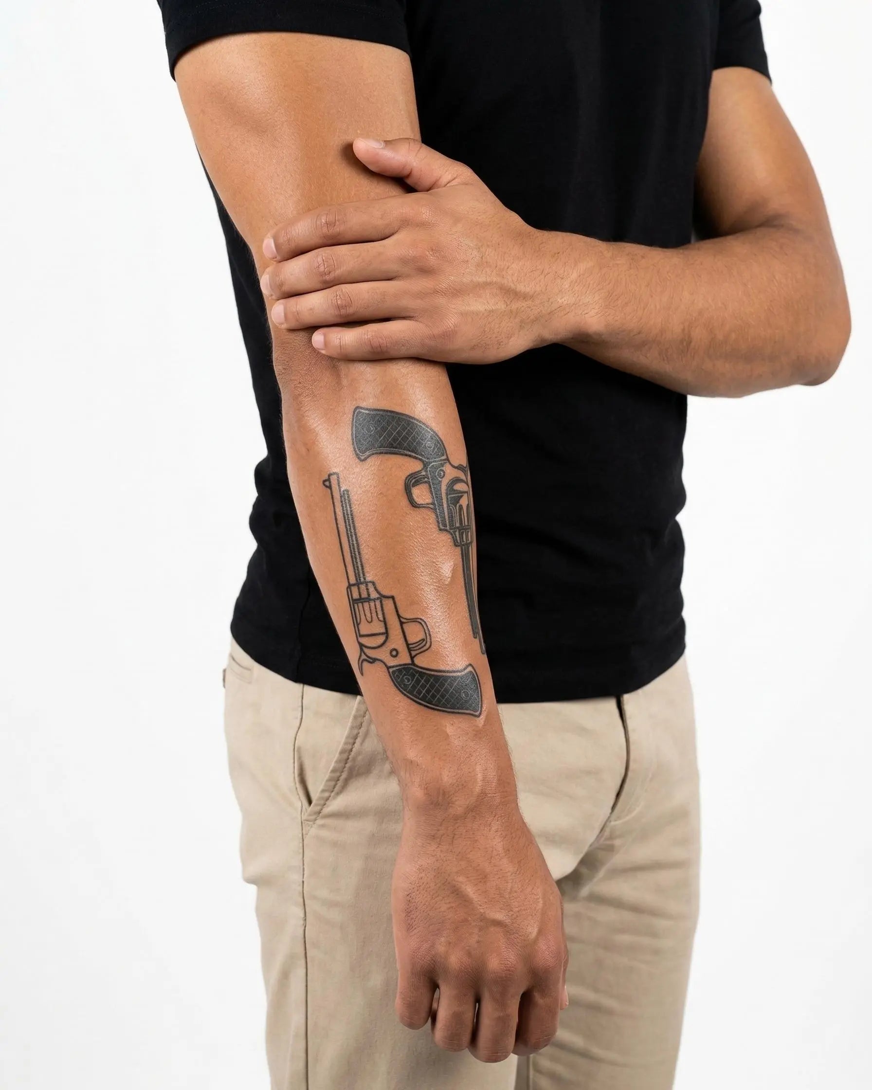 Tatuaggio semi-permanente INKON Doppie Rivoltelle applicato su un uomo – design 4 x 7 in (10x17cm), aspetto realistico dell'inchiostro, dura 10 giorni