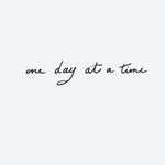 Design del tatuaggio semi-permanente One Day at a Time di INKON – illustrazione scrittura a mano, frase, time, fluente, corsivo, 3 x 4 in (6x11cm), disponibile su inkon.co