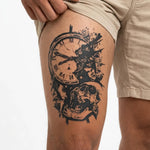 Tatuaggio semi-permanente INKON Orologio in Frantumi e Teschio applicato su un uomo – design 4 x 7 in (10x17cm), aspetto realistico dell'inchiostro, dura 10 giorni