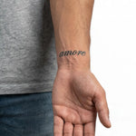 Tatuaggio semi-permanente INKON Amore Script applicato su un uomo – design 2 x 2 in (5x5cm), aspetto realistico dell'inchiostro, dura 10 giorni