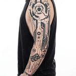 Tatuaggio semi-permanente INKON Cyberpunk Circuit applicato su un uomo – design 8 x 20 in (20x50cm), aspetto realistico dell'inchiostro, dura 10 giorni