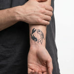 Tatuaggio semi-permanente INKON Koi Fish Duo applicato su un uomo – design 2 x 2 in (5x5cm), aspetto realistico dell'inchiostro, dura 10 giorni