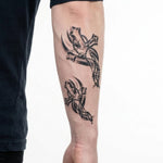 Tatuaggio semi-permanente INKON Croci e Rosario applicato su un uomo – design 4 x 7 in (10x17cm), aspetto realistico dell'inchiostro, dura 10 giorni