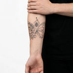Tatuaggio semi-permanente INKON Donna Farfalla Floreale applicato su un uomo – design 4 x 4 in (9x9cm), aspetto realistico dell'inchiostro, dura 10 giorni