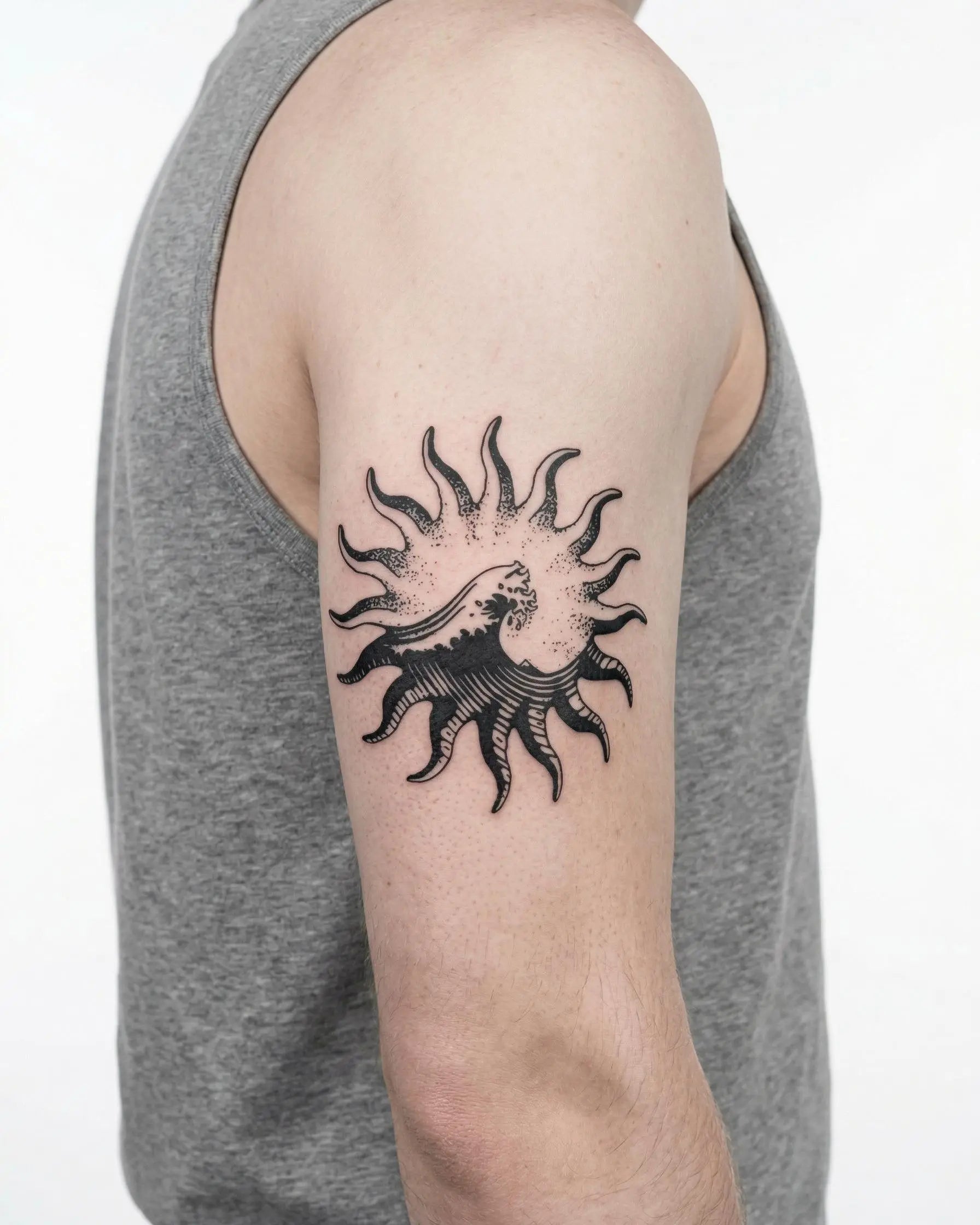 Tatuaggio semi-permanente INKON Sun & Wave applicato su un uomo – design 4 x 4 in (9x9cm), aspetto realistico dell'inchiostro, dura 10 giorni